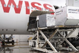 Après leur revers du mois précédent, les exportations suisses se sont également contractées en août en termes nominaux, reflet notamment du repli des envois vers les Etats-Unis (archives). KEYSTONE/GAETAN BALLY